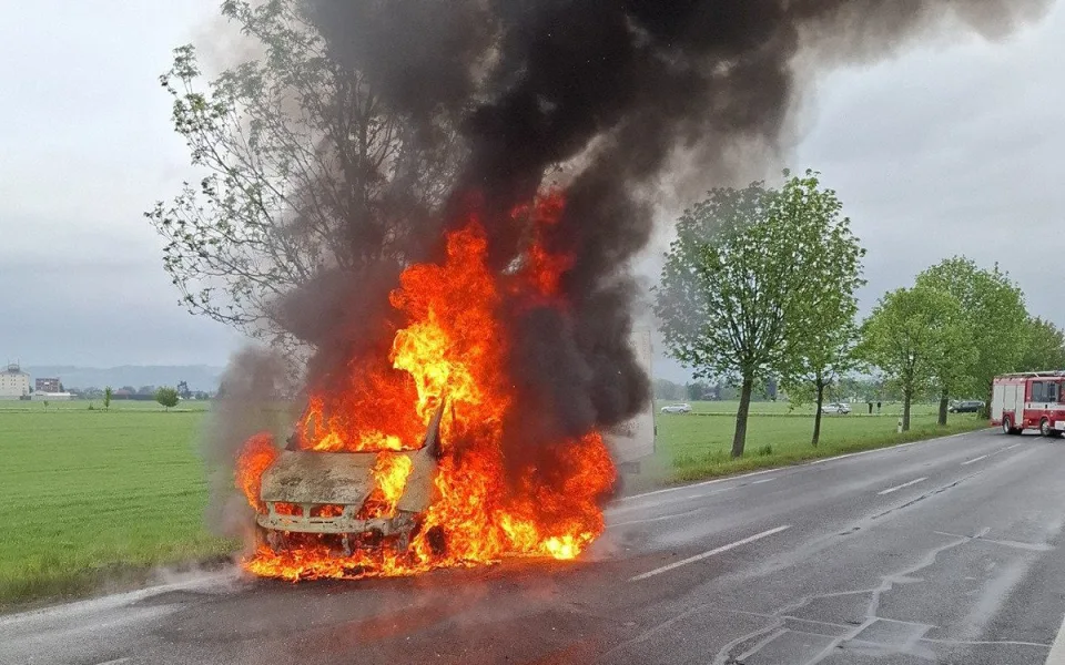 Dodávka jako ohnivá koule. Požár na Šumpersku způsobil škodu za půl milionu