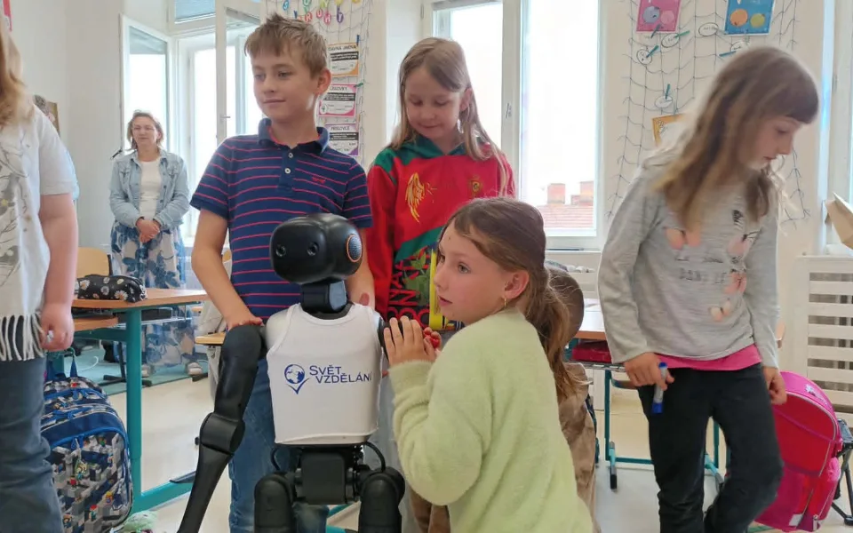 VIDEO: Robot bude učit děti, umí chodit, hrát fotbal nebo pozdravit. Začal v Prostějově