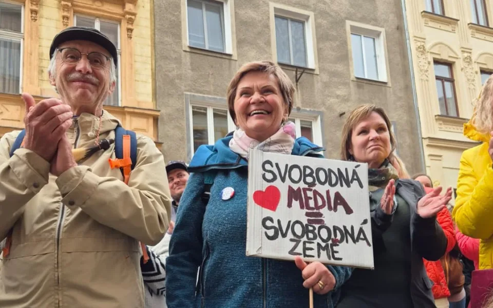 Stovky lidí dnes v Olomouci protestovaly proti rušení koncesionářských poplatků a za svobodnou kulturu