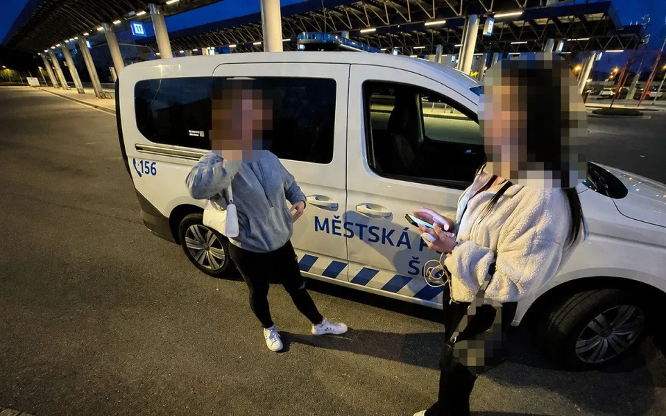 Prozradila se kouřením na zastávce. Strážníci v Šumperku dostihli hledanou dívku