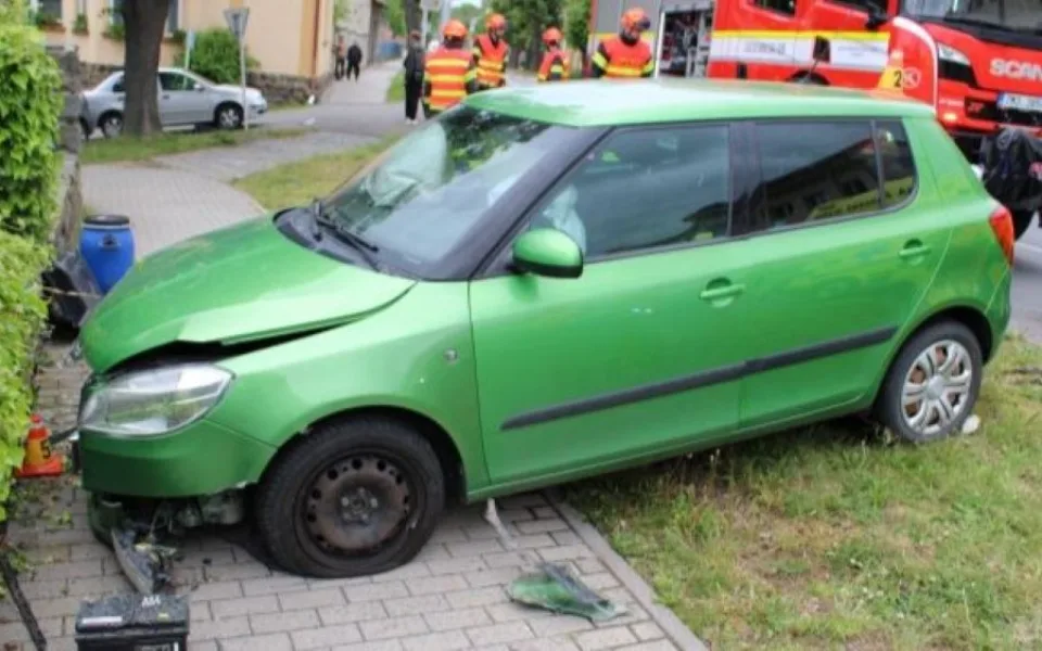 Kdo měl přednost? V Plumlově bouraly dvě ženy, jedno z aut skončilo odhozené na chodníku