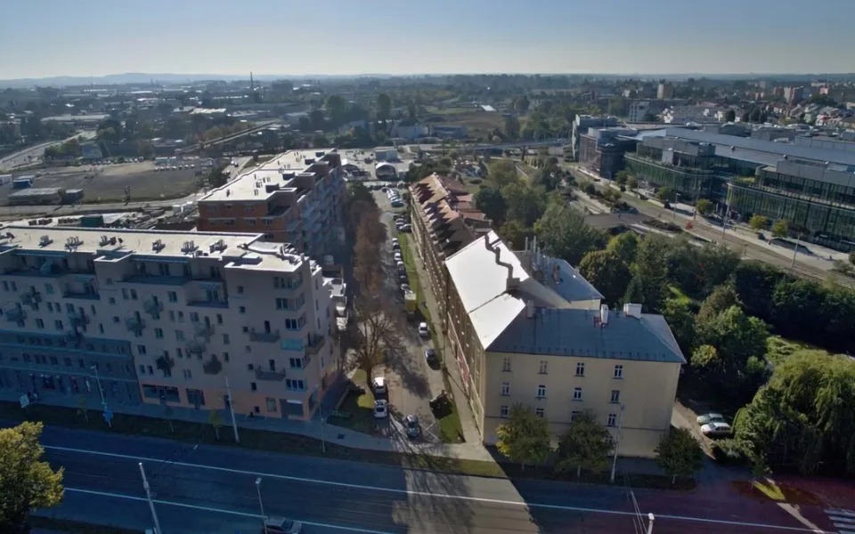 Pohled na ulici Šantova a v pozadí parkoviště, kde se má stavět Šantovka 2 či Šantovka District