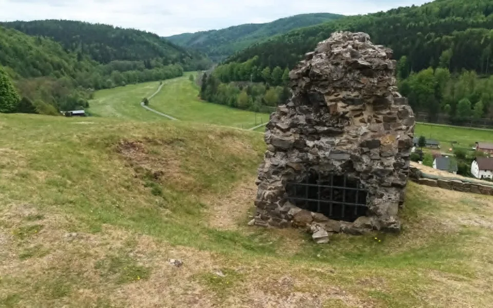 TIP NA VÝLET: Zbytky hradu Hoštejna, malebná krajina a údolí, ale i nezvyklá Cimrmanova otužovna