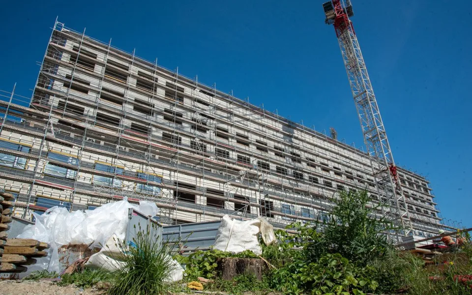 Stavba supermoderního pavilonu FN Olomouc postupuje