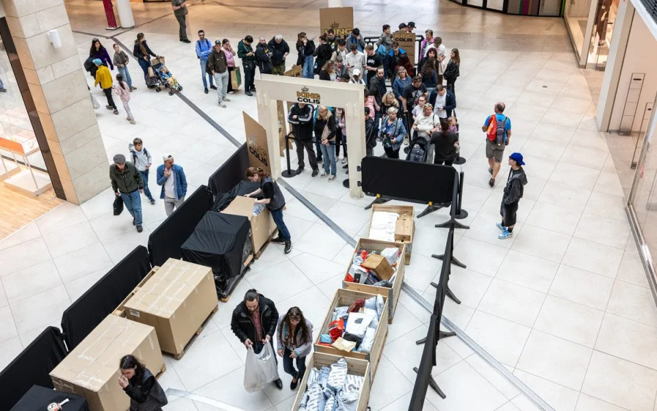 Prodej ztracených zásilek v nákupní galerii Šantovka v Olomouci