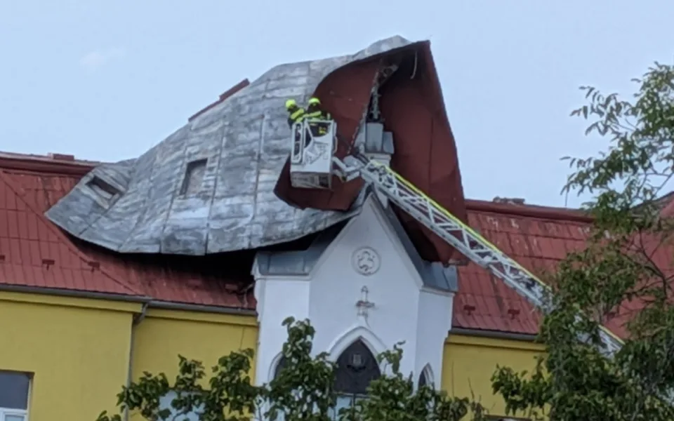 Silný vítr utrhl střechu na škole v Dlouhé Loučce, hrozilo její zřícení. Hasiči plechy rozřezali