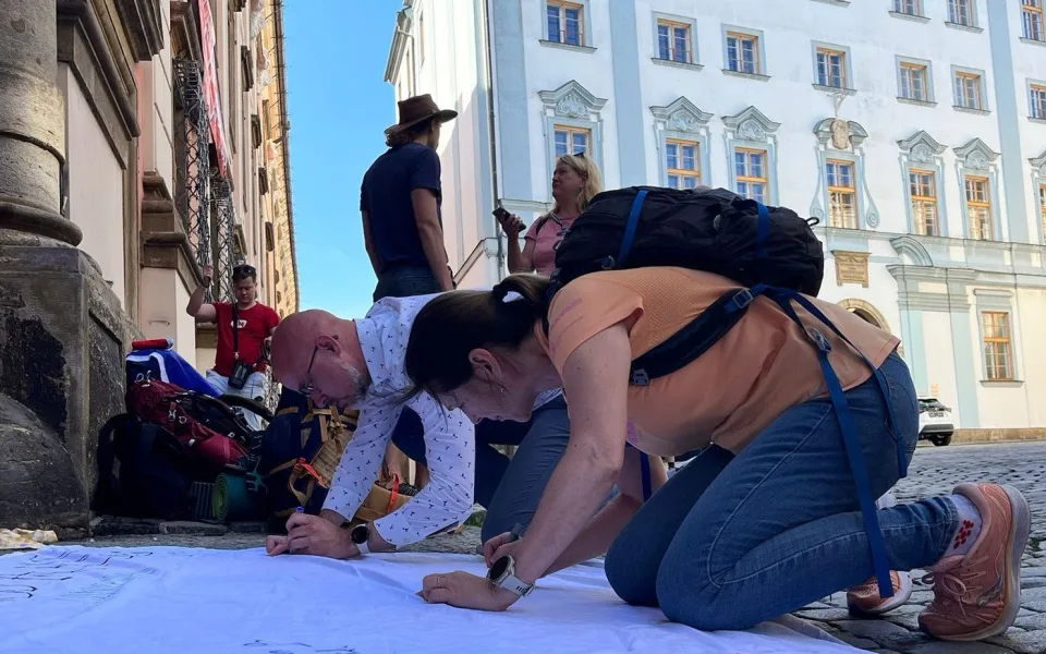 Z Olomouce vyrazil Pochod za kulturu. Během dvou týdnů dojde až do Prahy