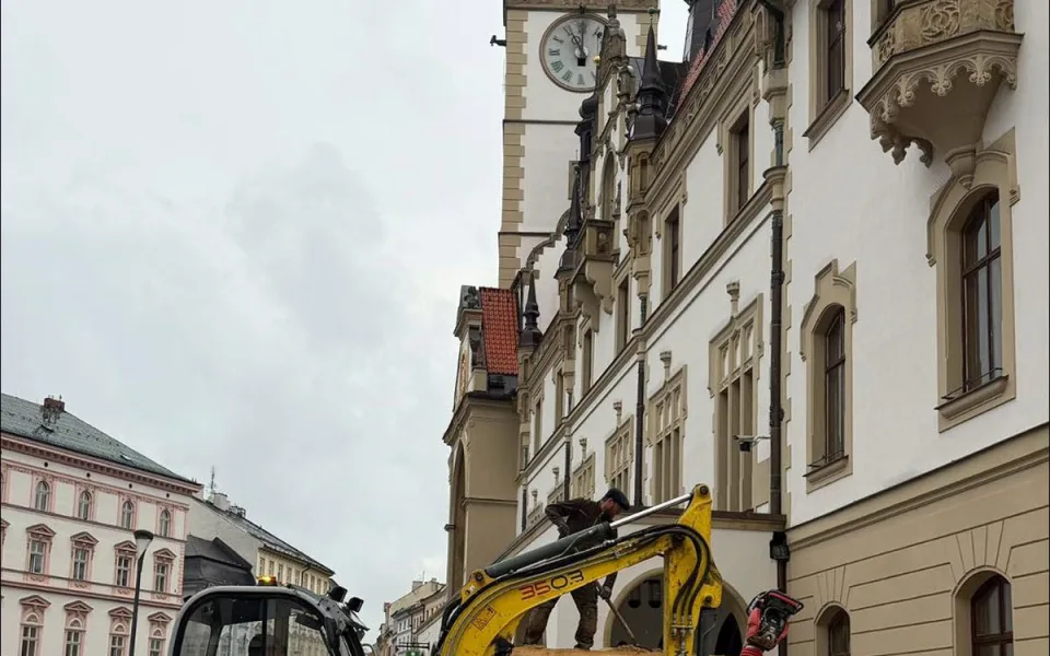 Pocta Mozartovi u radnice. V Olomouci vzniká jedinečná socha z písku