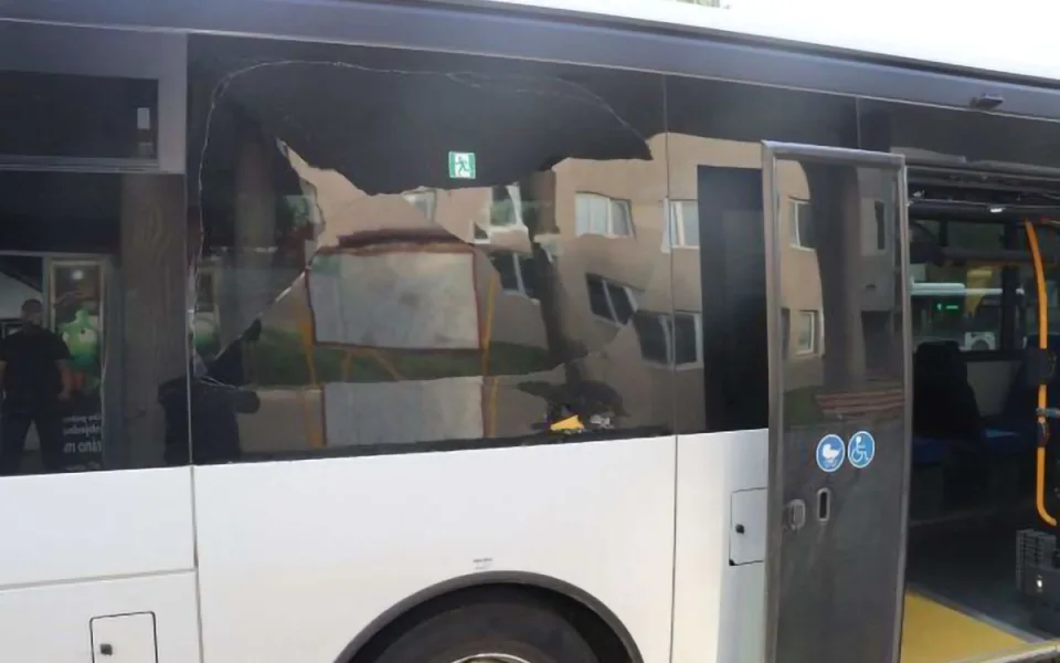 Vzteklý chodec neunesl zdržení. Hlavou prorazil okno autobusu v Prostějově