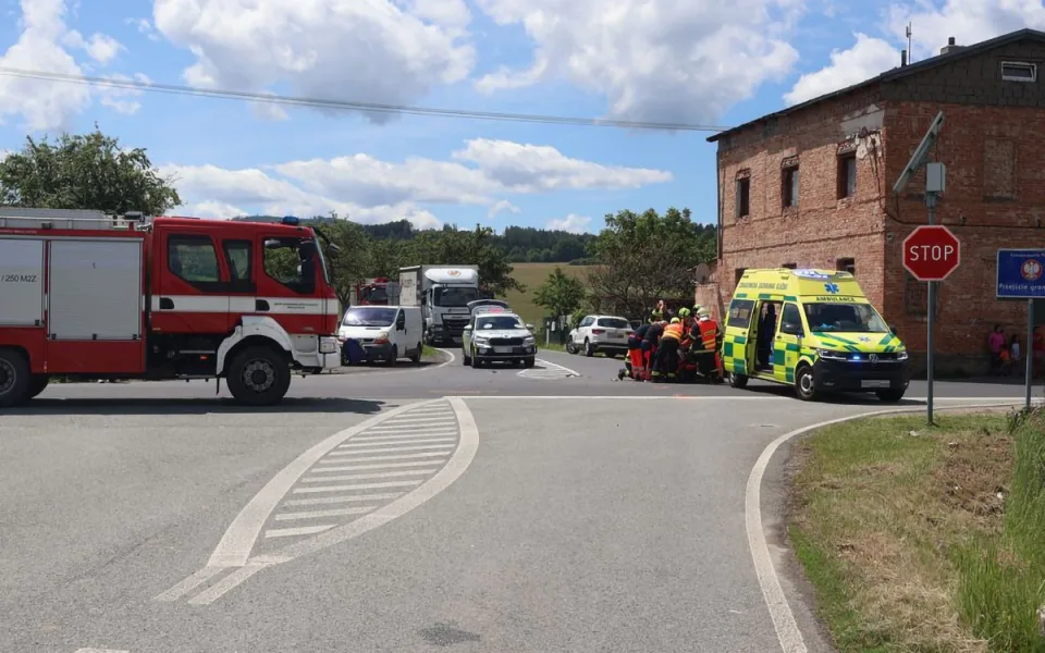 Cizinec přehlédl v křižovatce motorkáře, pro zraněného letěl na Jesenicko vrtulník