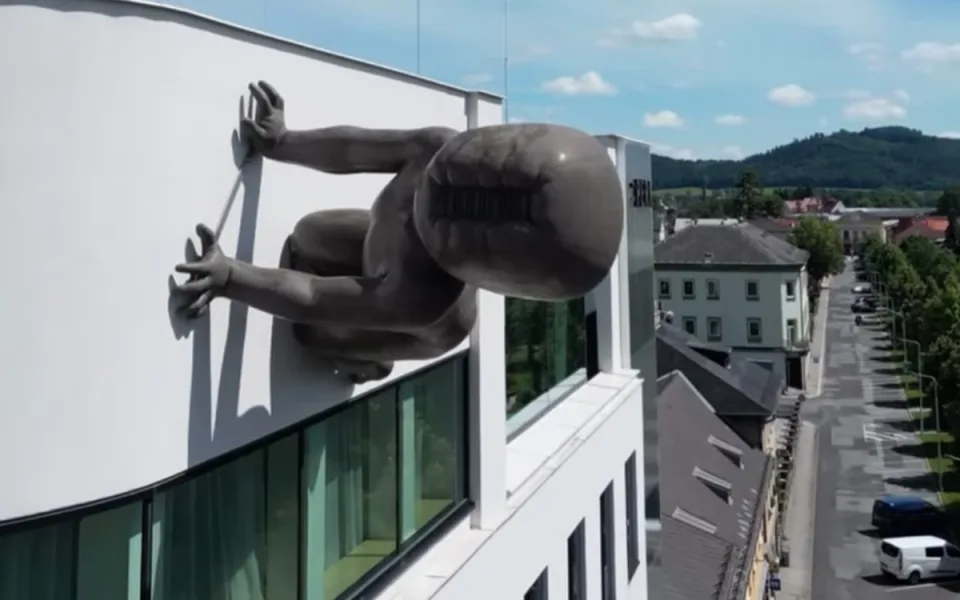 Nově nainstalovaná socha Davida Černého na fasádě hotelu Perk v Šumperku