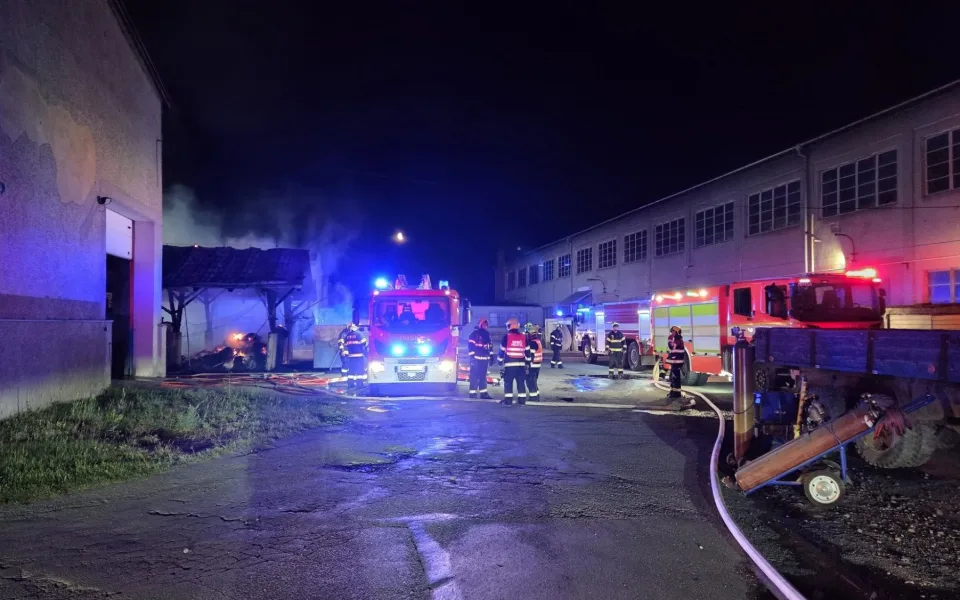 Noční požár v Horce nad Moravou. Na místo vyjíždělo sedm jednotek hasičů