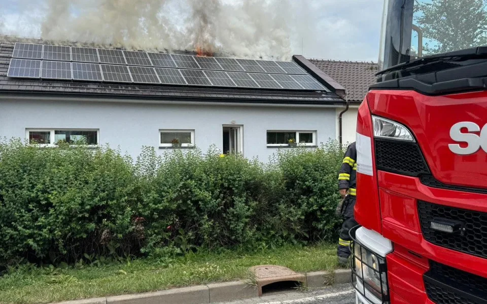 Plameny poničily střechu i fotovoltaiku. V Lutíně hořel rodinný dům