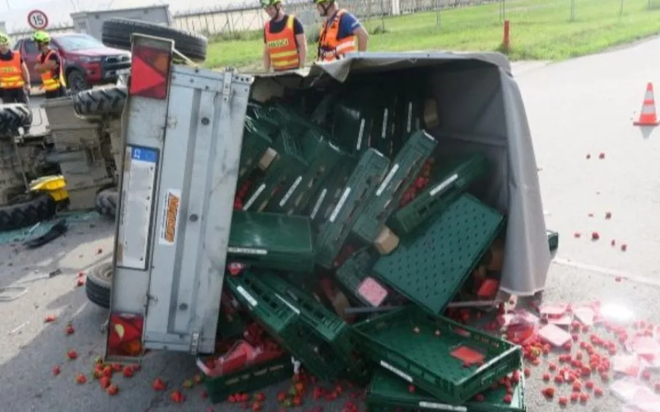 Osobák na Prostějovsku napálil do traktoru. Tři sta kilo jahod a malin se rozsypalo po celé silnici