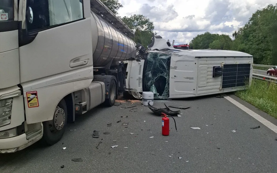 Dálnici D35 u Loštic uzavřela nehoda. Ve směru na Olomouc se srazily cisterna s dodávkou