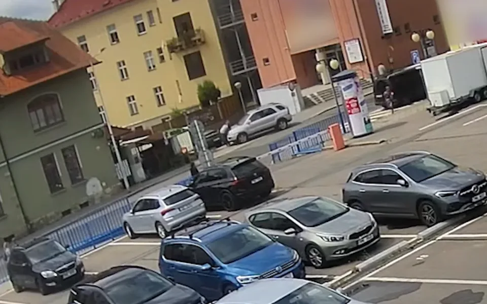 V Šumperku najel na bratra autem a mlátil ho holí, kvůli majetku. U soudu čelí pokusu o vraždu