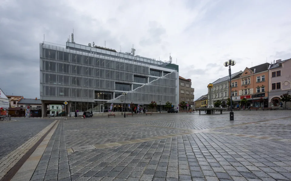 Přerovský magistrát v nové budově v centru se otvírá. Kavárna s terasou zatím fungovat nebude