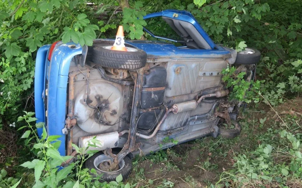 Auto převrácené v příkopu, srna nikde. Osmnáctiletý mladík na Šumpersku vyletěl ze silnice