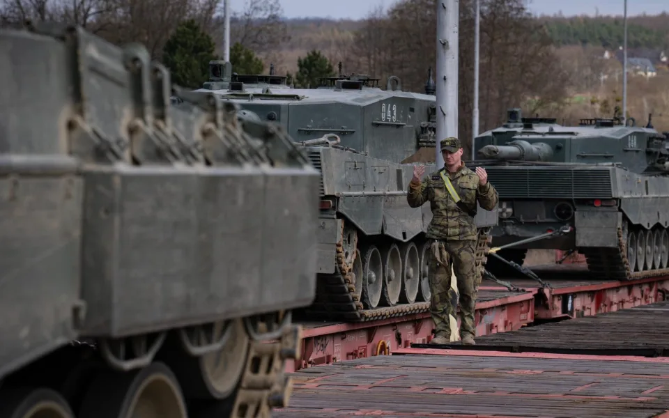 Tanky na dálnici. Kolem Přáslavic v úterý projede devět pětapadesátitunových Leopardů