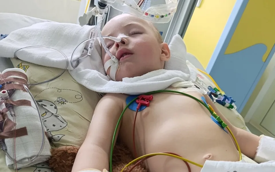 Dvouletý Kristiánek z Prostějova vdechnul hrušku a bojuje o život. S drahou léčbou pomáhá sbírka