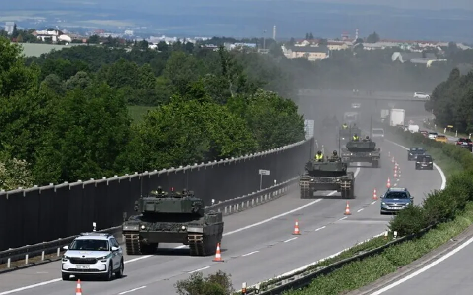 Tanky ovládly D35 u Olomouce. Někteří řidiči porušili předpisy a obrněná monstra si za jízdy natáčeli