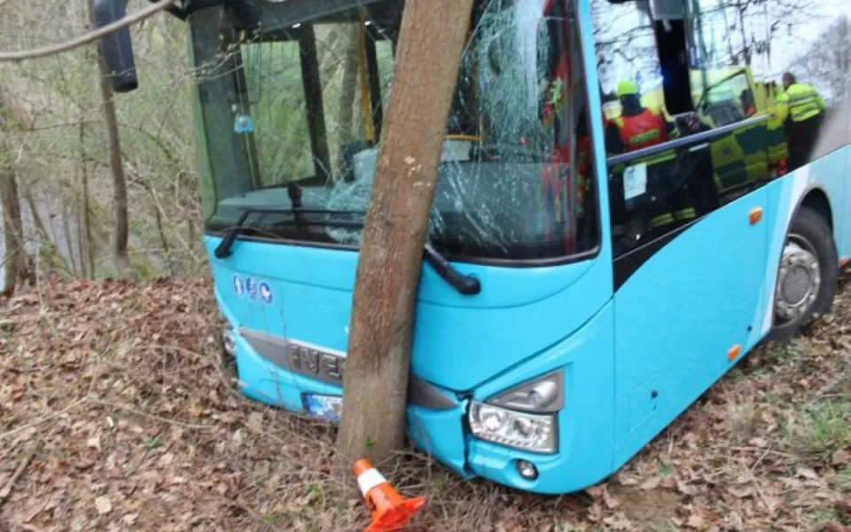 Opilému řidiči autobusu MHD v Přerově, který havaroval, hrozí tři roky. Policie předala případ soudu