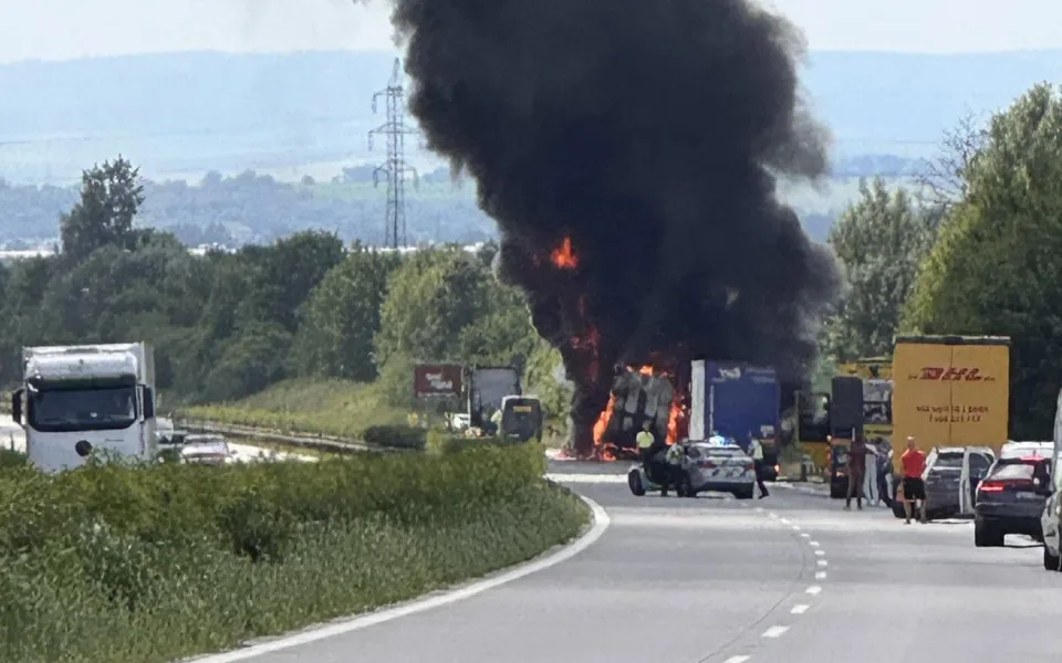 Dálnice D35 u Přáslavic na Olomoucku uzavřel v obou směrech požár kamionu