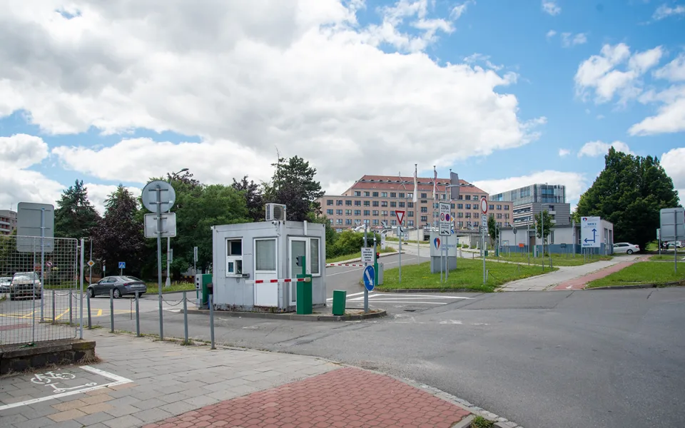 Vjezd do areálu FN Olomouc Hněvotínská 1