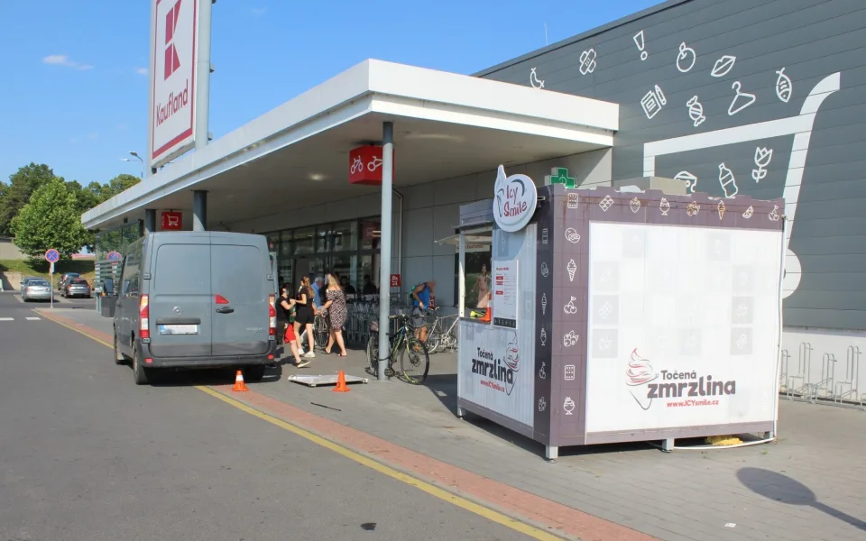 S dodávkou přímo do zmrzlinového stánku. Mladá řidička nezvládla jízdu v Přerově