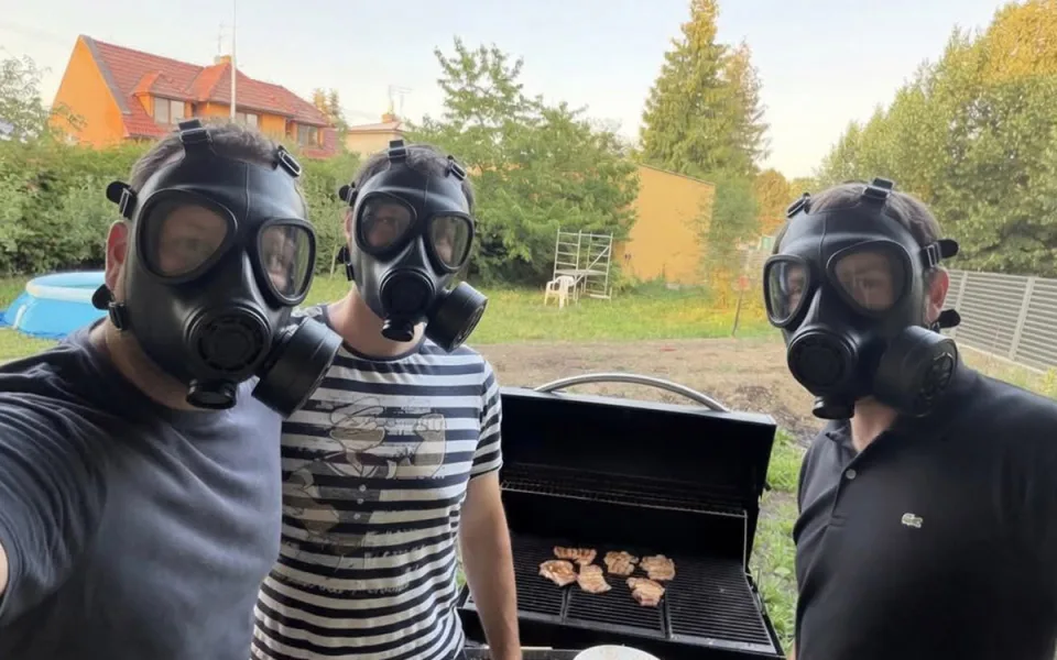 AI upravený snímek z grilovačky na zahradě v Litovli reaguje na silný zápach ve městě