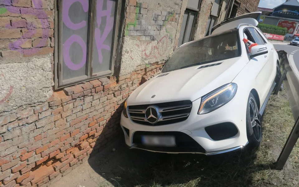 Řidička s Mercedesem nabourala do domu v Libivé. Kvůli únavě z horka