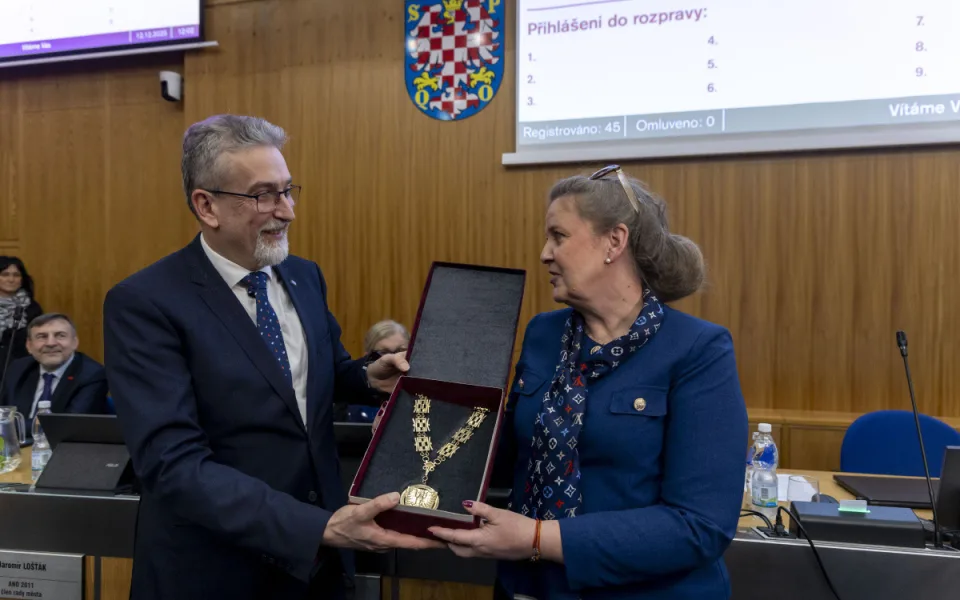 Bývalý primátor Olomouce Miroslav Žbánek symbolicky předává funkci Miroslavě Ferancové (ANO)