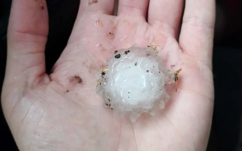 VIDEO: Na Hranicku je supercela. Padaly kroupy veliké až tři centimetry
