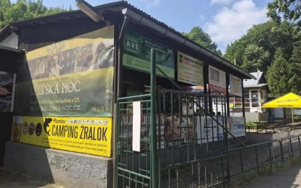 Inspektoři zavřeli oblíbené občerstvení v kempu Žralok na Plumlově. Kvůli hlodavcům a úklidu