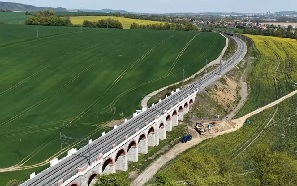 Železnice v oblasti Jezernického viaduktu na Hranicku - ilustrační foto