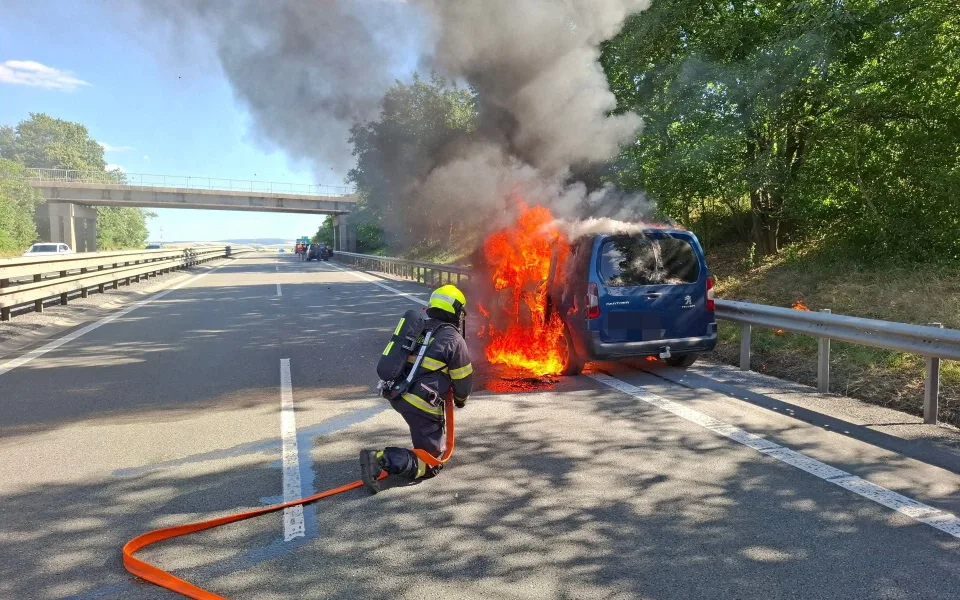 Dálnici D46 na Prostějovsku ve směru na Brno uzavřel požáru vozidla. Nikdo nebyl zraněn
