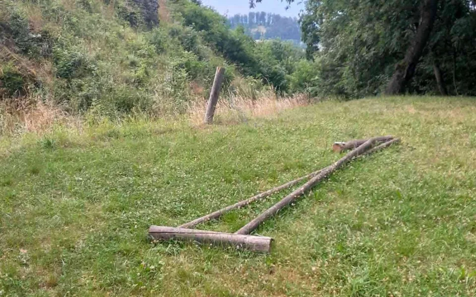 Hrad Brníčko terčem vandala. Ze zábradlí si udělal táborák