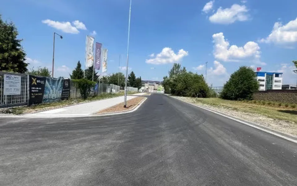U Panelárny je hotovo. Ulice se dočkala nového osvětlení i cyklostezky
