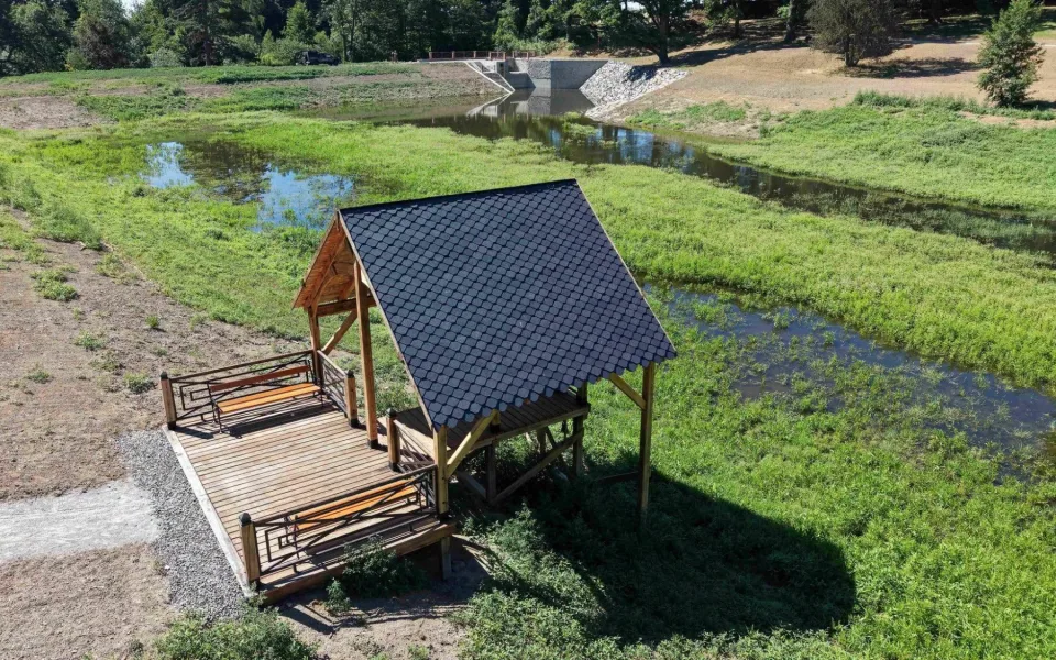Lodičky a překvapení v Dračí jeskyni. Otevření revitalizovaného parku v Čechách pod Kosířem se blíží