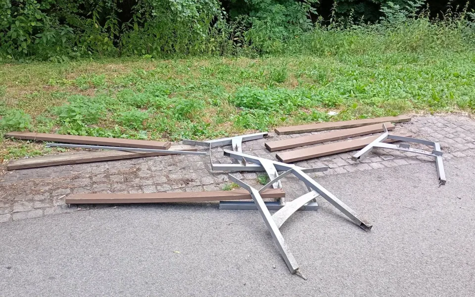 Zdemolované lavičky, poničené osvětlení. Olomoucké parky navštívili vandalové