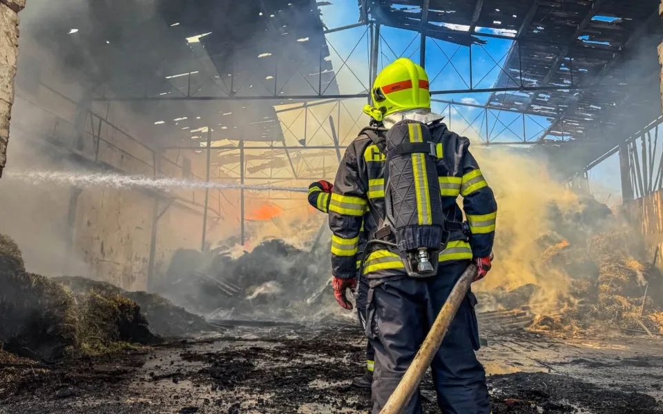 V Moravičanech hoří balíky sena a slámy. Hasiči v kraji bojují i s dalšími požáry