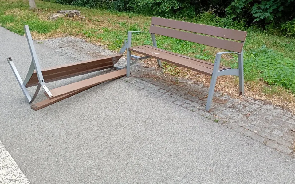 Víte, kdo zničil lavičky v parku? Náměstek olomoucké hejtmanky nabízí finanční odměnu