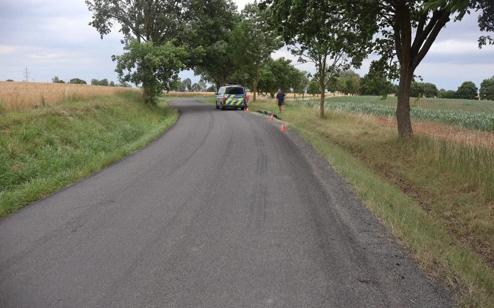 Motorkář havaroval po rizikové situaci na Olomoucku, policie hledá neznámého řidiče