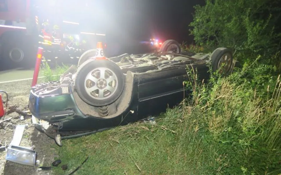 Mladý řidič převrátil po půlnoci na Šumpersku auto na střechu. Měl v sobě pervitin