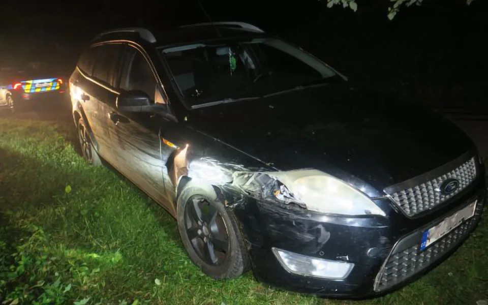 Nabourala auto i plot. Opilá řidička nezvládla jízdu v Zábřeh