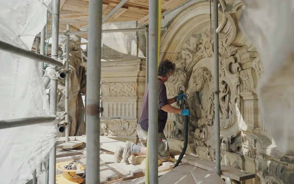 Restaurátor René Tikal provádí čištění památky laserem