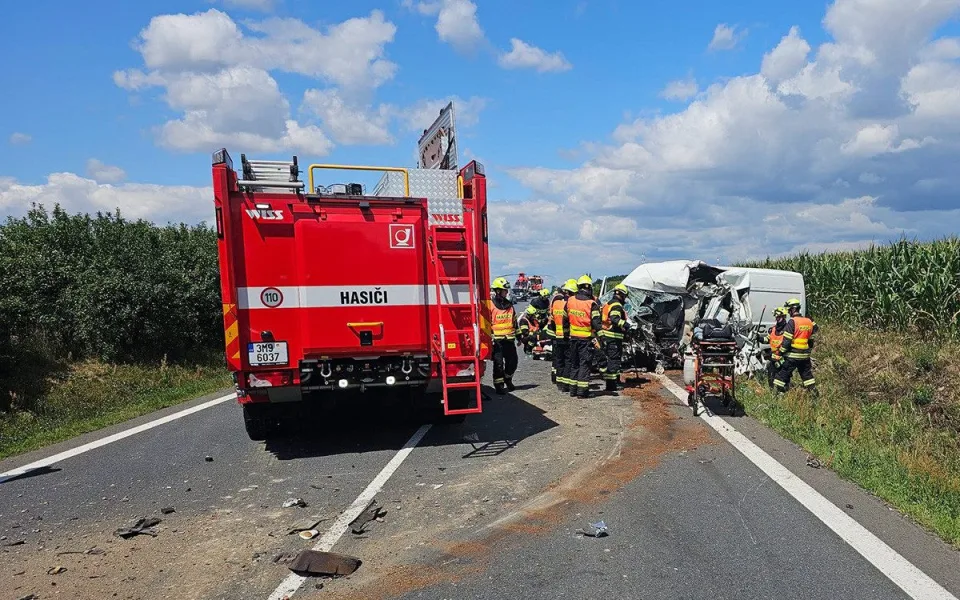 Těžká nehoda auta, dodávky a traktoru zablokovala tah mezi Olomoucí a Přerovem