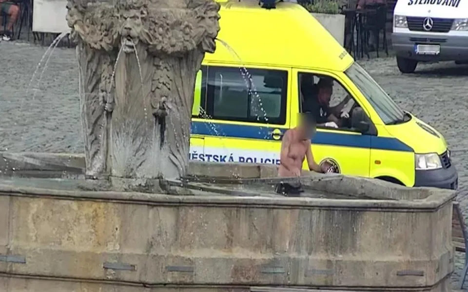 Muž se vydal lovit mince do Neptunovy kašny v Olomouci