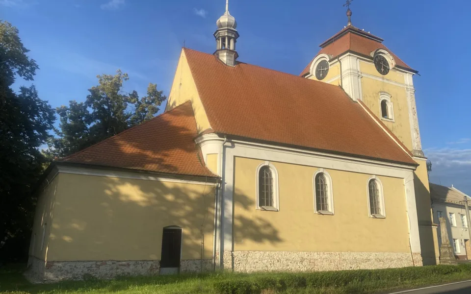 Jeden z nejstarších kostelů na Prostějovsku čeká oprava fasády. Farníci z Mostkovic pořádají sbírku