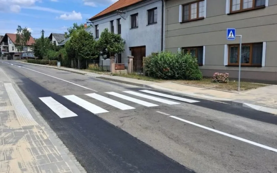 V Droždíně přes silnici bezpečně. Město postavilo nový přechod k autobusové zastávce